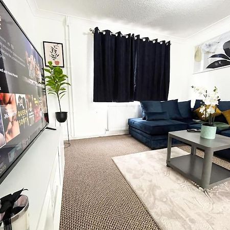 3 Bedroom House With Free Parking Chatham  Exterior foto
