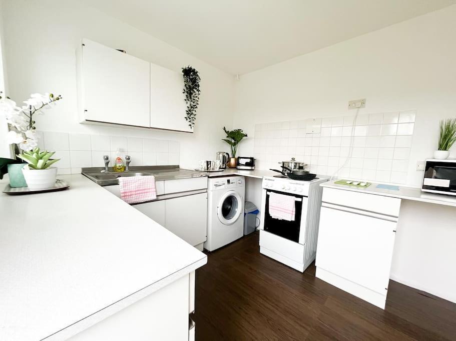 3 Bedroom House With Free Parking Chatham  Exterior foto