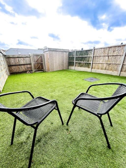 3 Bedroom House With Free Parking Chatham  Exterior foto