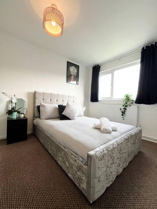 3 Bedroom House With Free Parking Chatham  Exterior foto