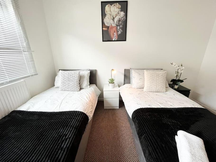 3 Bedroom House With Free Parking Chatham  Exterior foto